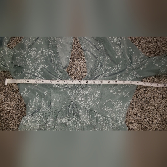 Parisian| Floral Plunging Neckline Midi Dress with Bell Sleeves - Picture 2 of 7